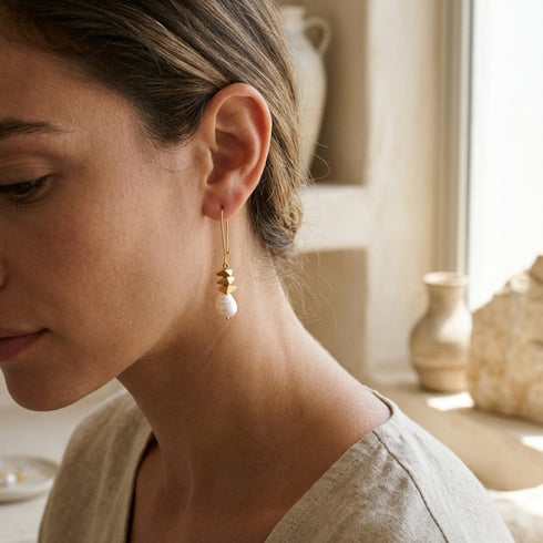 SYNTHIA EARRINGS|  עגילי פנינה מתורבתת