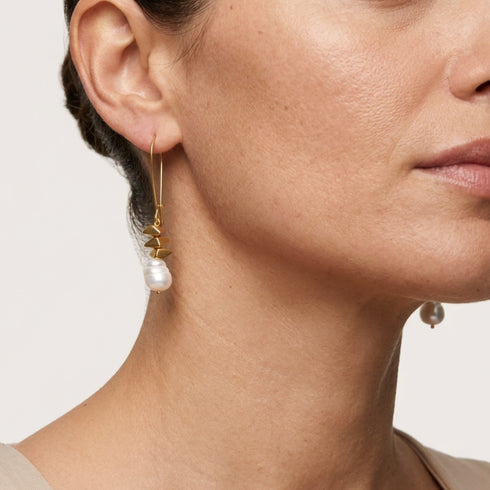 SYNTHIA EARRINGS|  עגילי פנינה מתורבתת