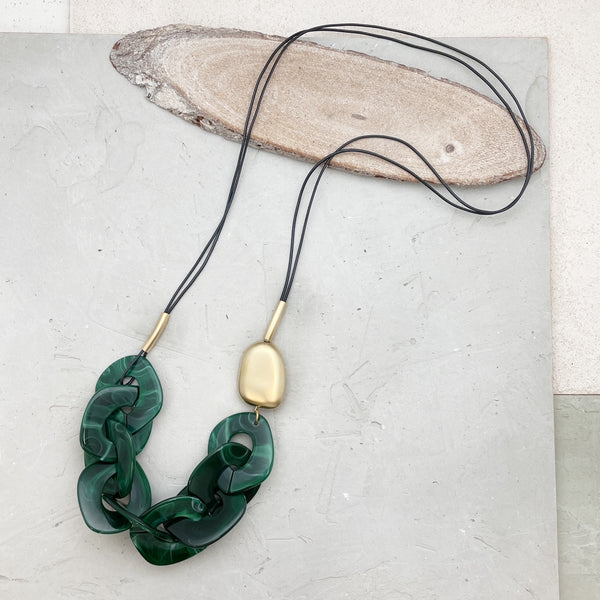 KAMALA LONG GREEN| שרשרת ארוכה בציפוי זהב וחרוזים ירוקים