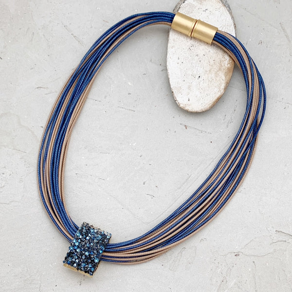 ISLA LUNA BLUE| שרשרת מגנט קצרה בציפוי זהב וקריסטלים