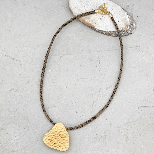 JEAN MOCHA NECKLACE| שרשרת קצרה עם תליון בציפוי